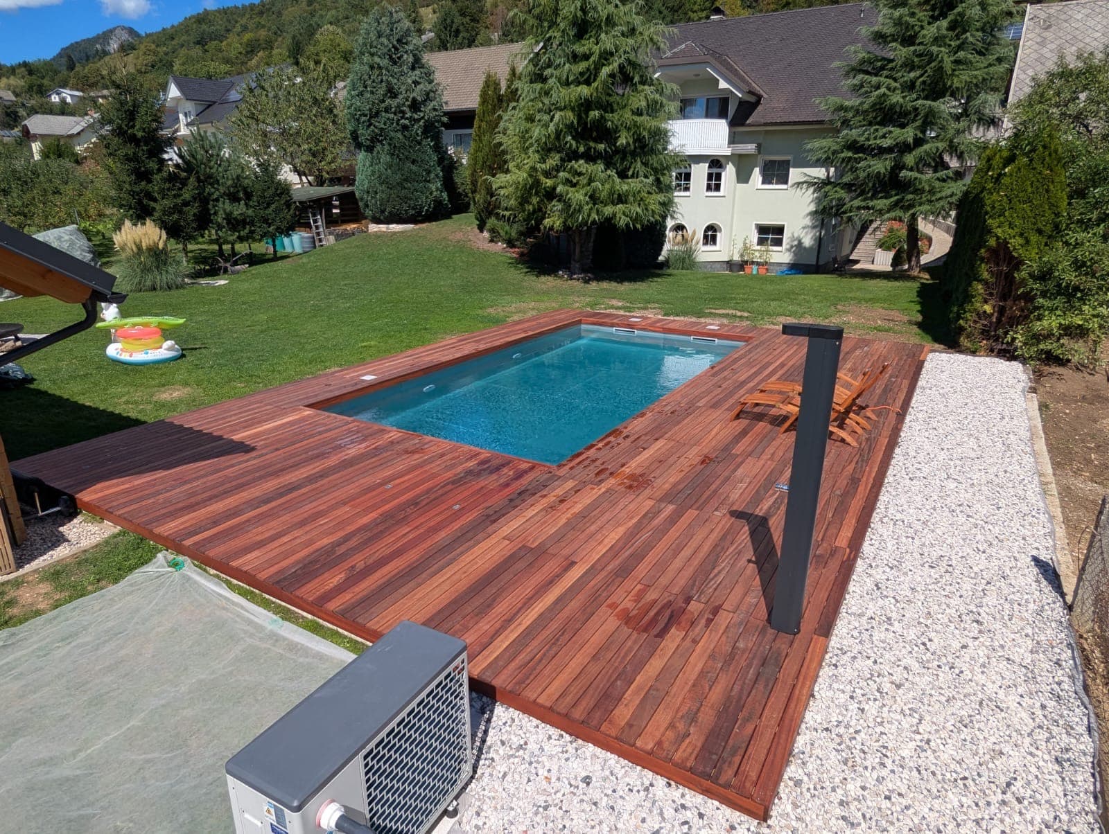 Profesionalno izvedena lesena terasa z bazenom - primer naših gradbenih storitev